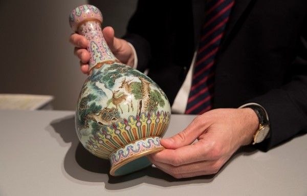 乾隆年代花瓶在巴黎1.5億元拍出