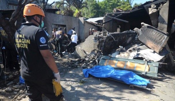 菲國小型飛機失控撞民居13死傷