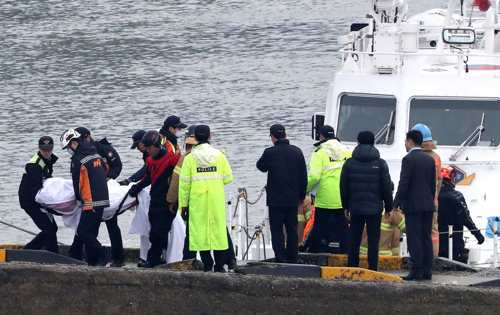 韓漁船撞油輪翻沉增至13死