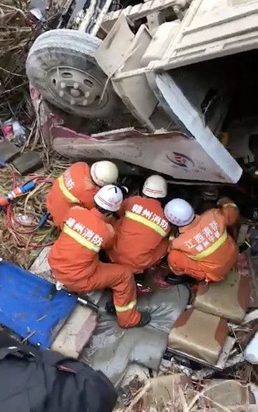 江西一超載客車側翻撞入深溝10死