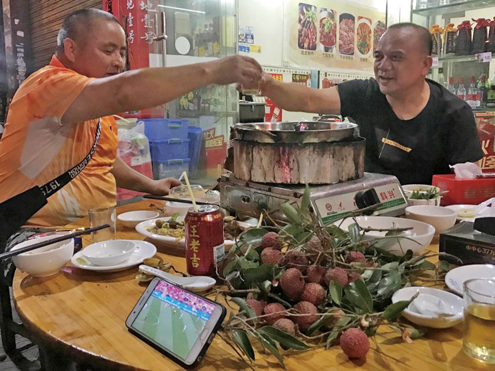 變態食客攜寵物狗吃狗肉