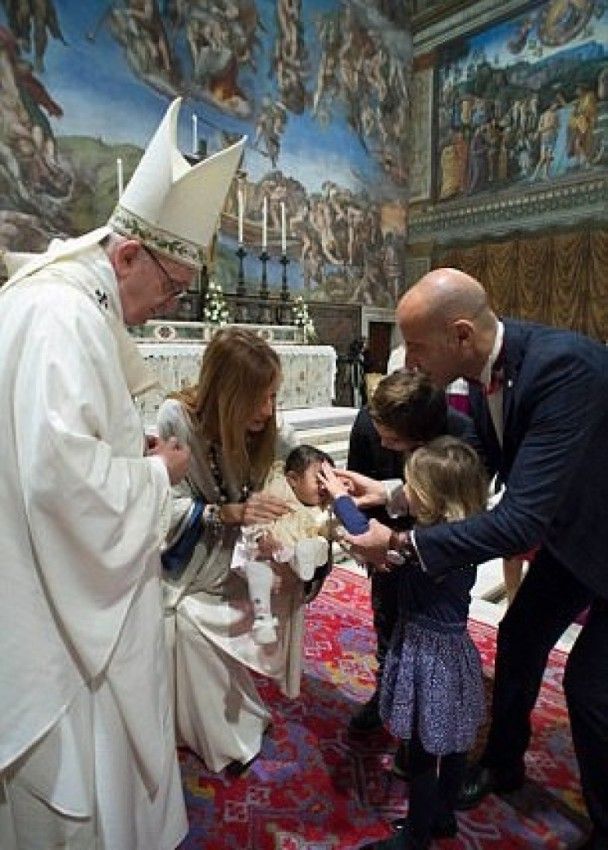 ​教宗為34嬰施洗 鼓勵母乳餵哺