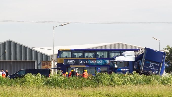 英雙層巴士與貨車相撞20死傷