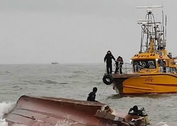 韓漁船撞油輪翻沉增至13死