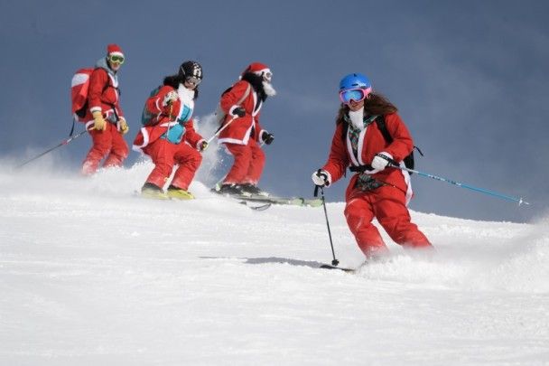 數千「聖誕老人」聚瑞士慶滑雪季