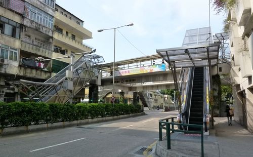 女長者扶手電梯跌傷送院