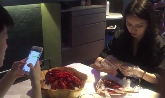 有片！ 上海小龍蝦餐廳推靚女代客剝蝦