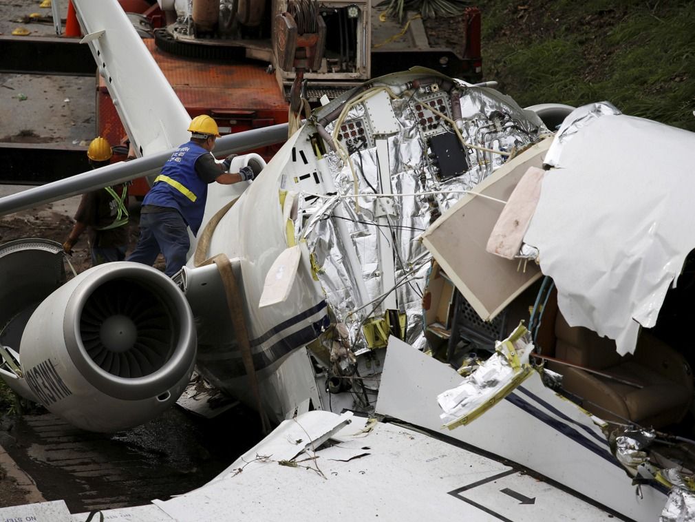 機身損毀嚴重至少九人受傷