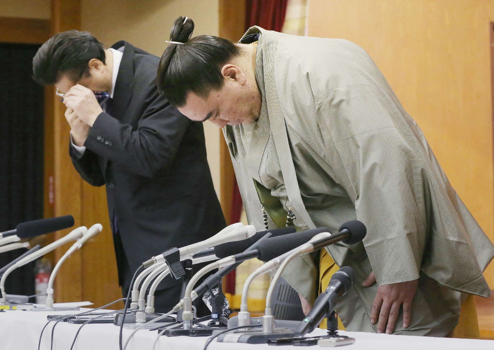 日馬富士道歉並宣布引退