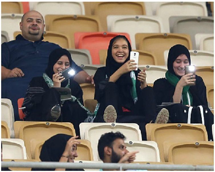 沙特首迎女性入場觀看足球賽