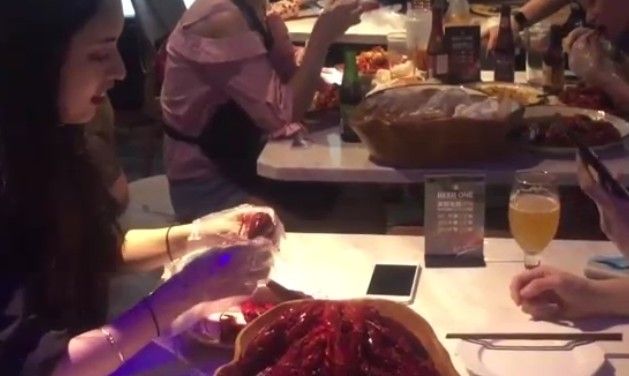 有片！ 上海小龍蝦餐廳推靚女代客剝蝦