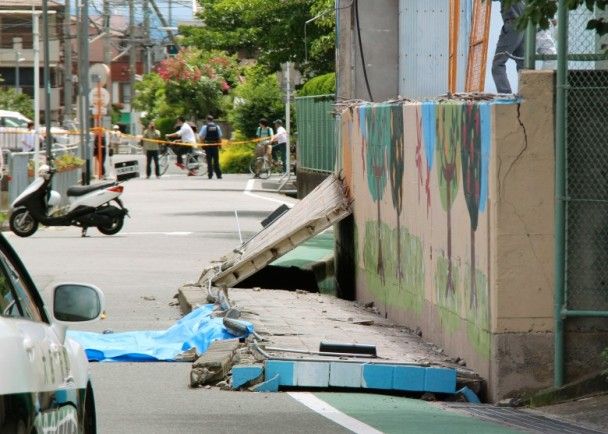 ​大阪地震增至四死逾370人傷