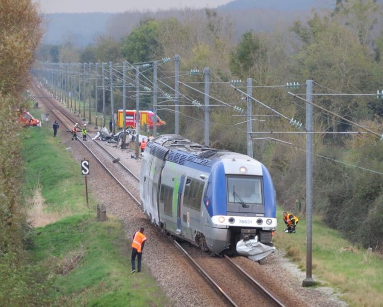 ​法國私家車與火車相撞 釀三死