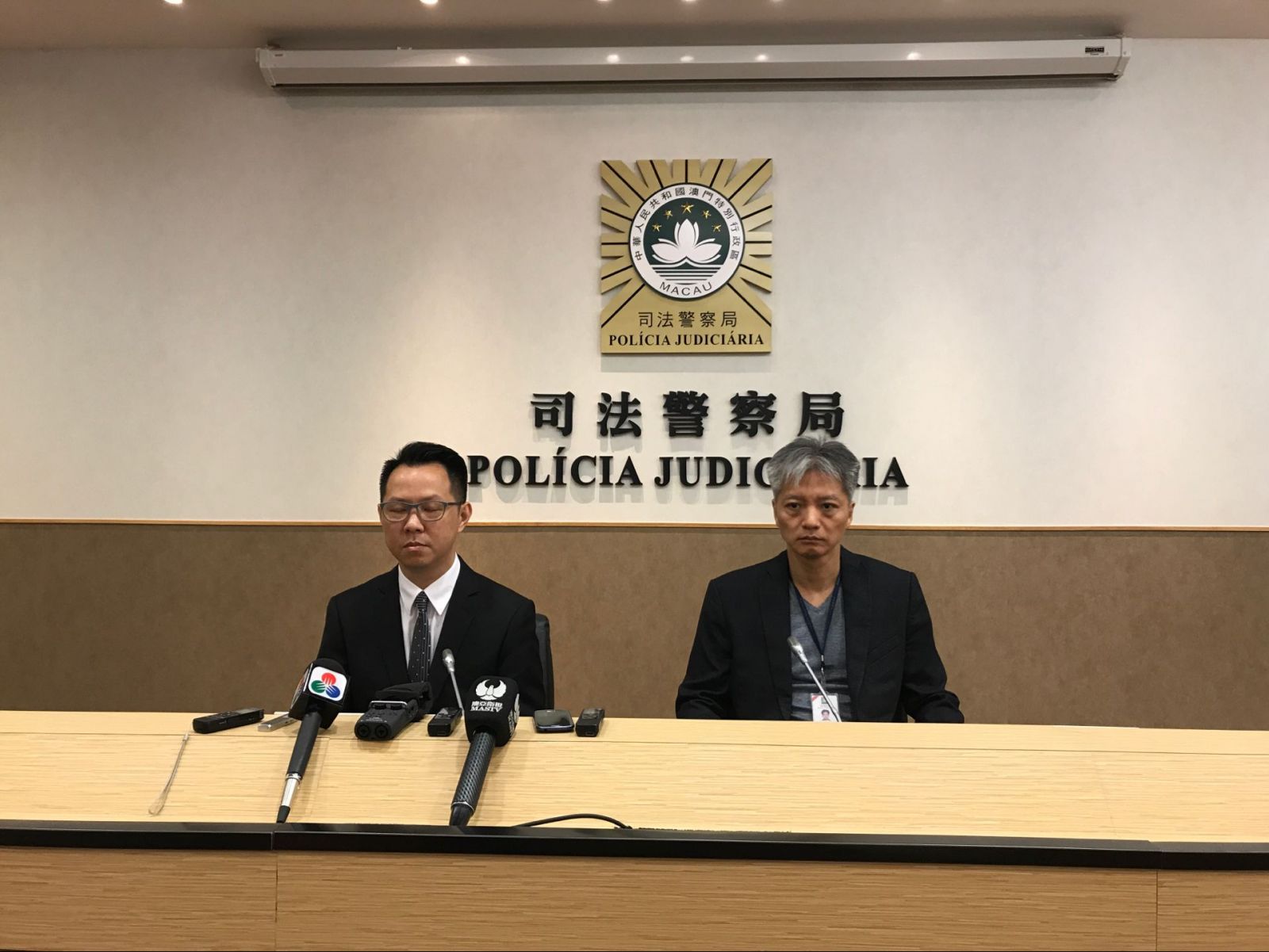 丈夫涉穿公司櫃桶底被捕