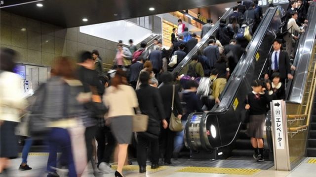 JR京都站扶手電梯 成偷拍裙底黑點