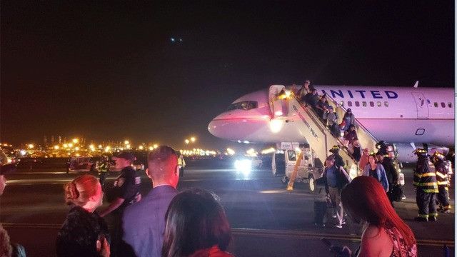 美聯航客機降落後需緊急疏散