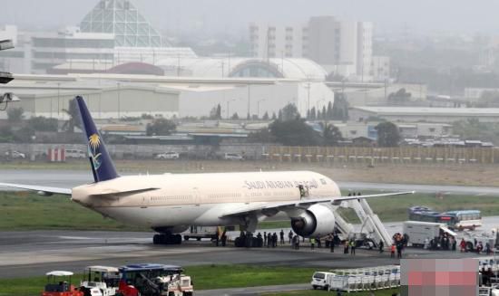 沙特航空一載151人客機緊急迫降53傷