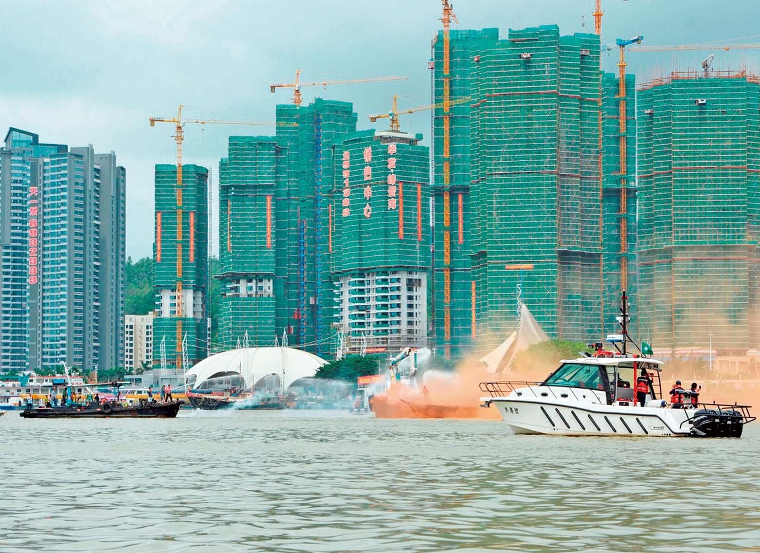 海事局組織人員及派船參與