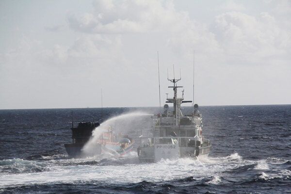 越漁船闖太平島遭台發射水炮