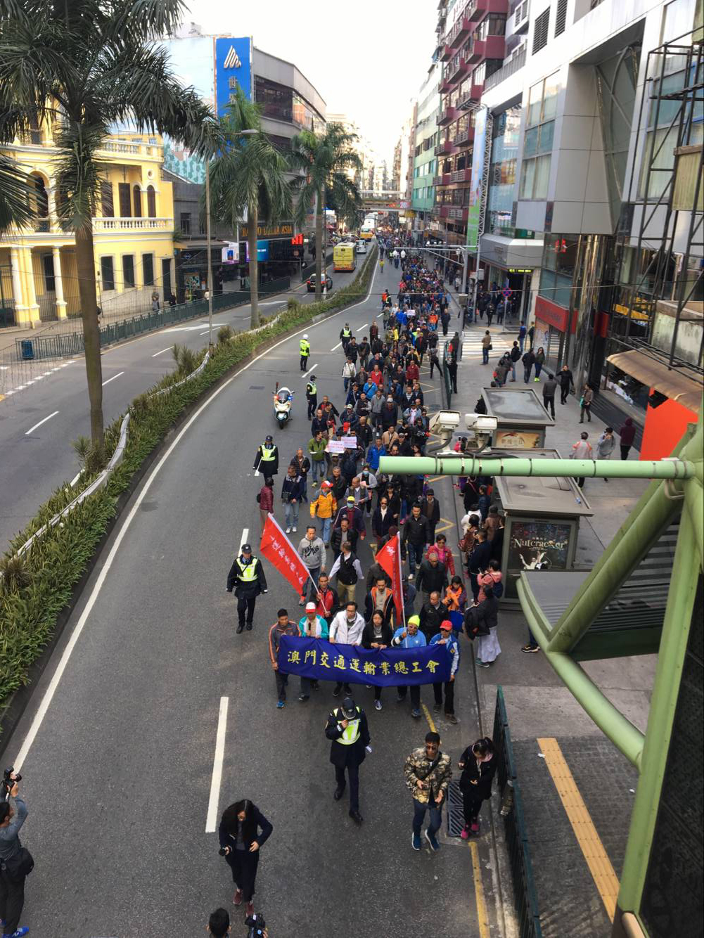 逾500人遊行反對輸入外勞司機