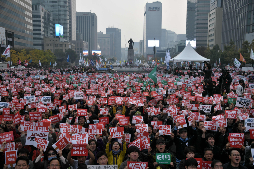 首爾十萬人聚集要求朴槿惠下台