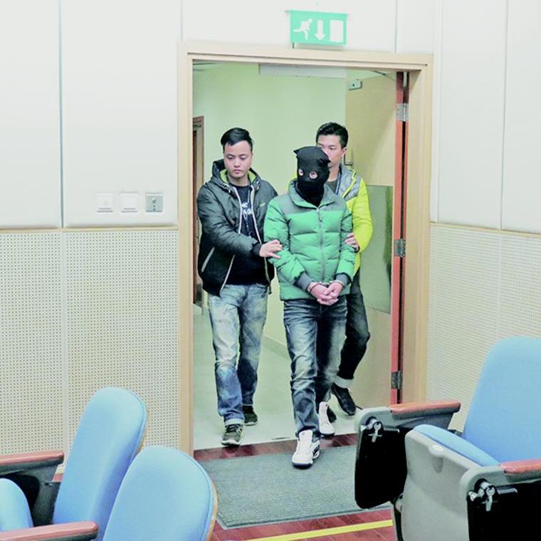 棍扑女店員搶金店30萬