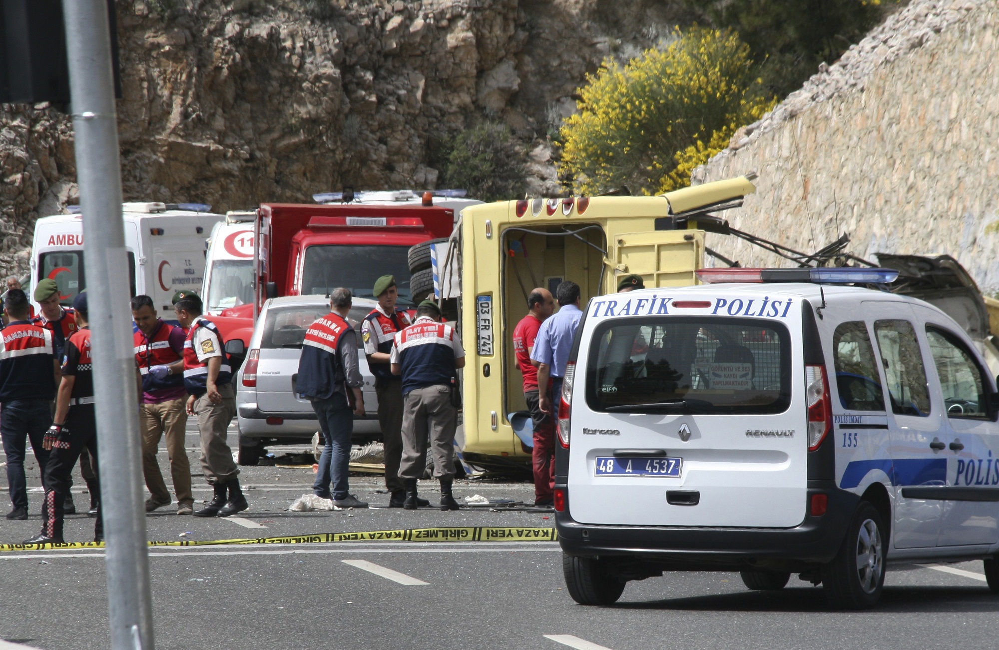 土耳其觀光巴士墜崖23死