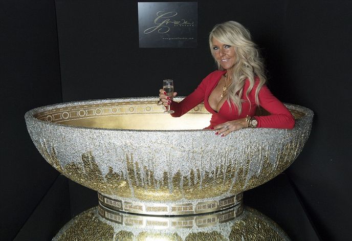 英推98萬黃金水晶浴缸