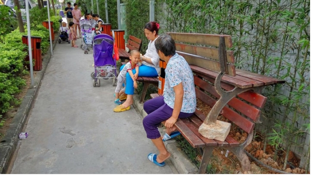 深圳200米街道擺150個垃圾桶