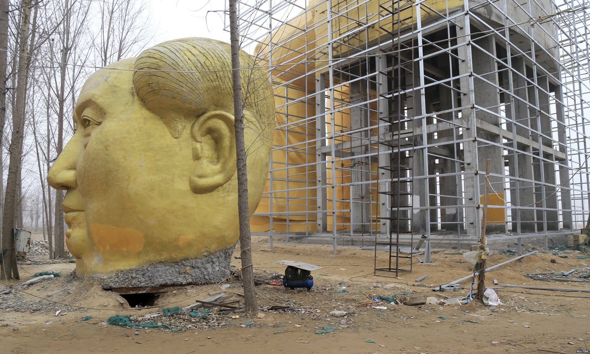 豫農民建36米毛澤東金像