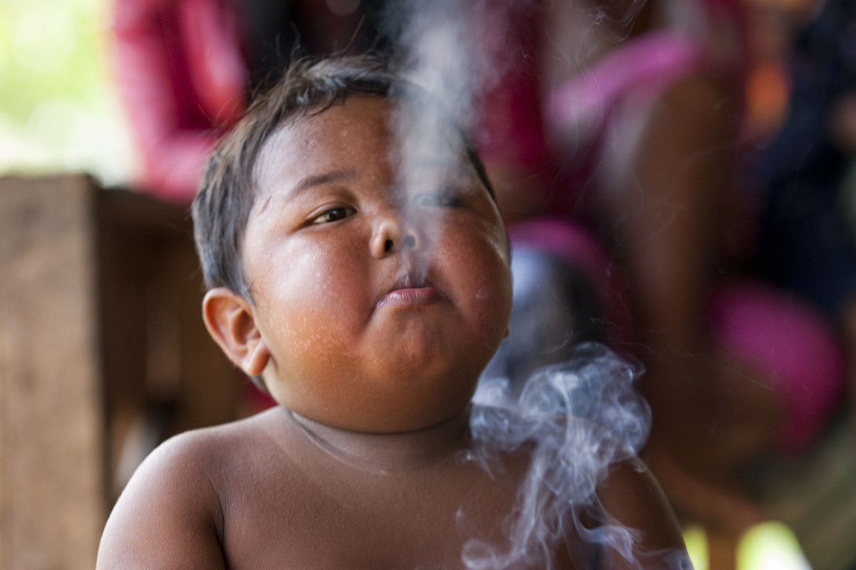 印尼兩歲男童日抽40支煙