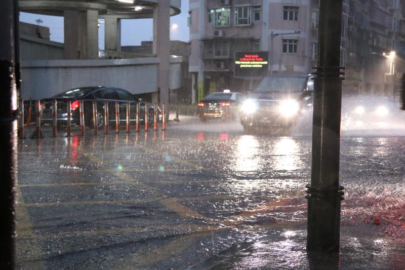 水深至小腿行車要小心