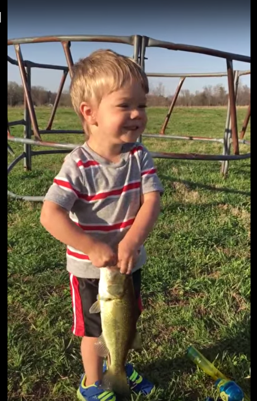 男童用玩具釣竿一樣釣到魚