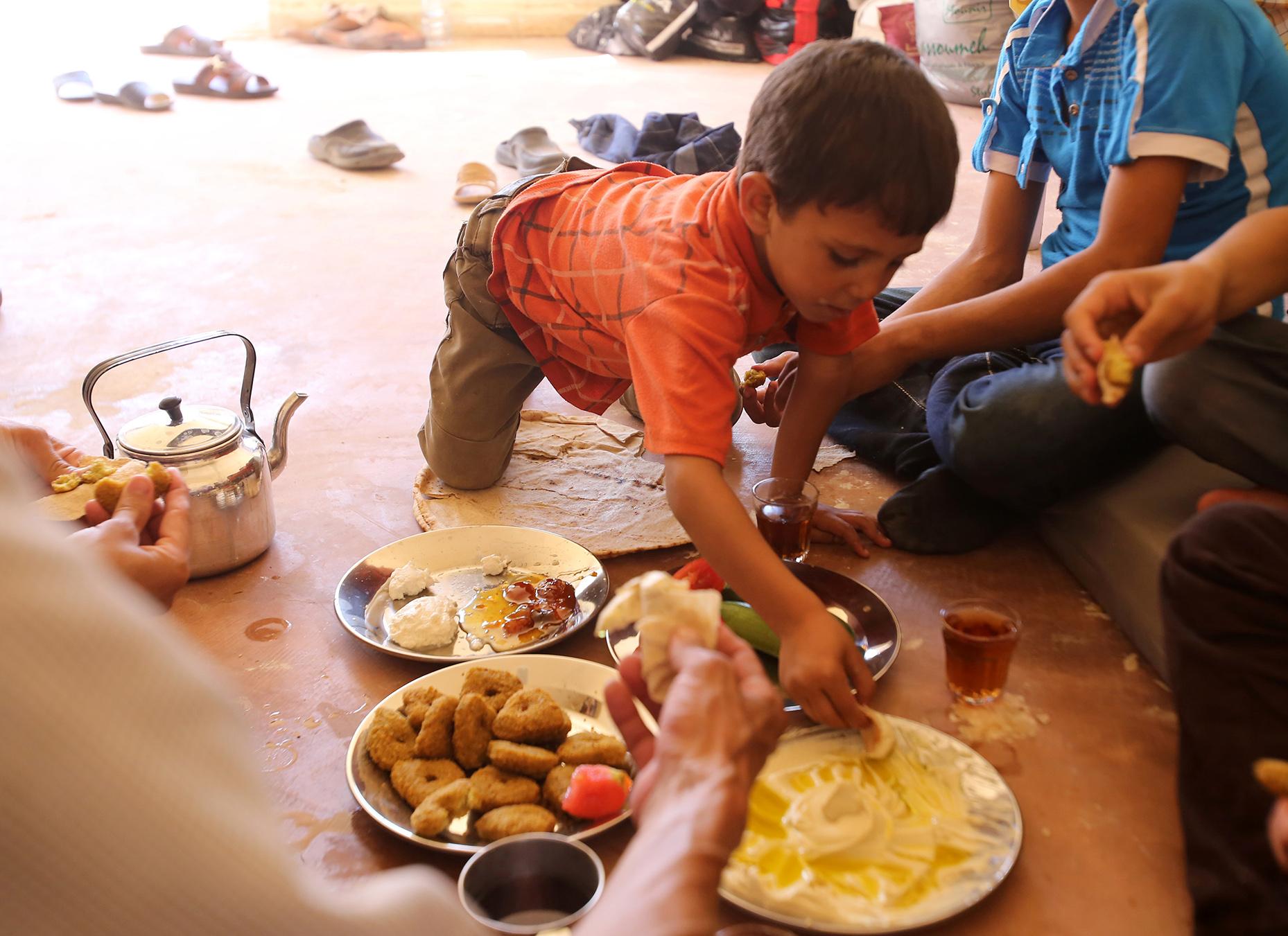 敘利亞四歲小童樂瘋了