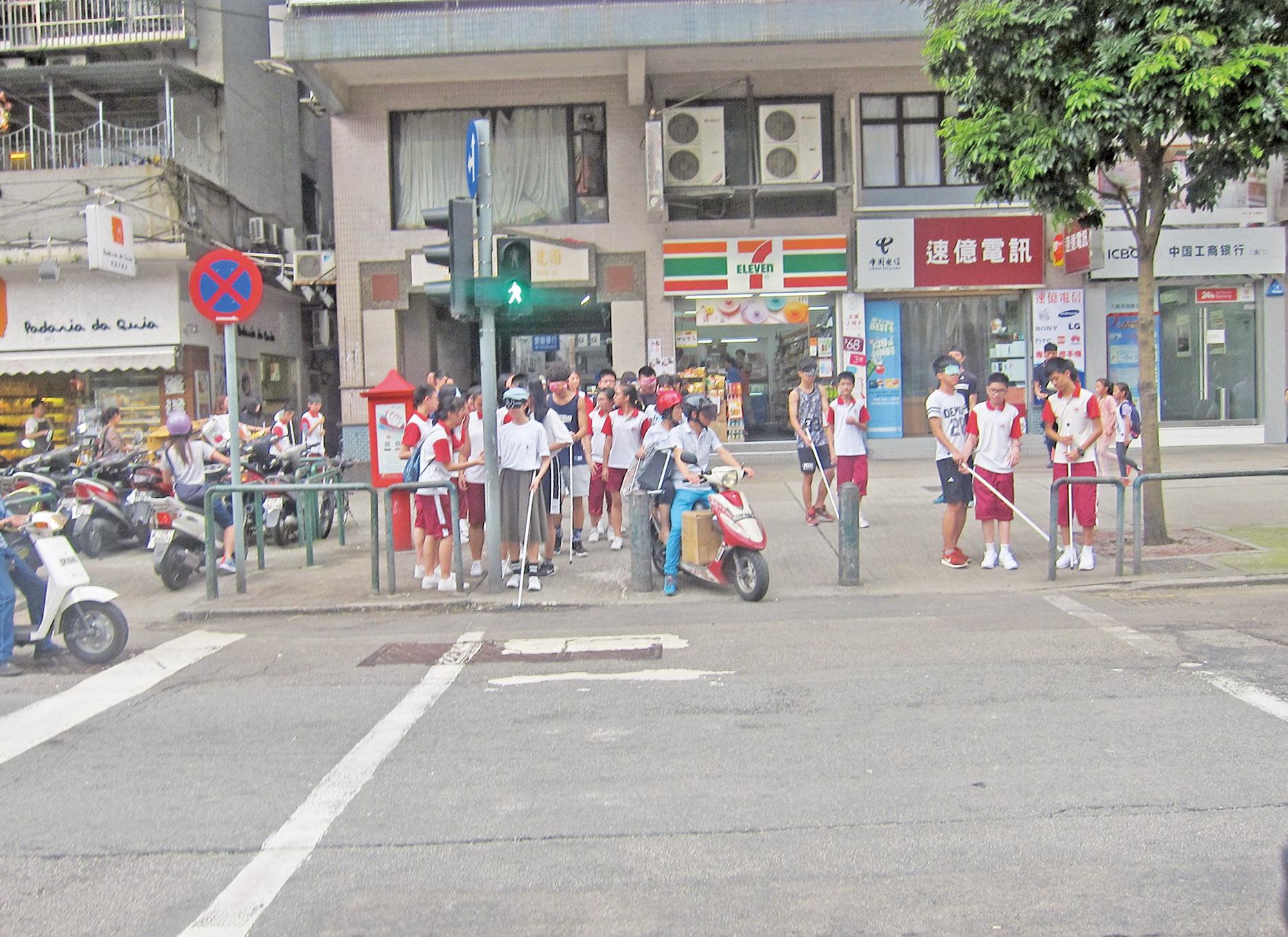 學生盲人重建中心體驗黑暗