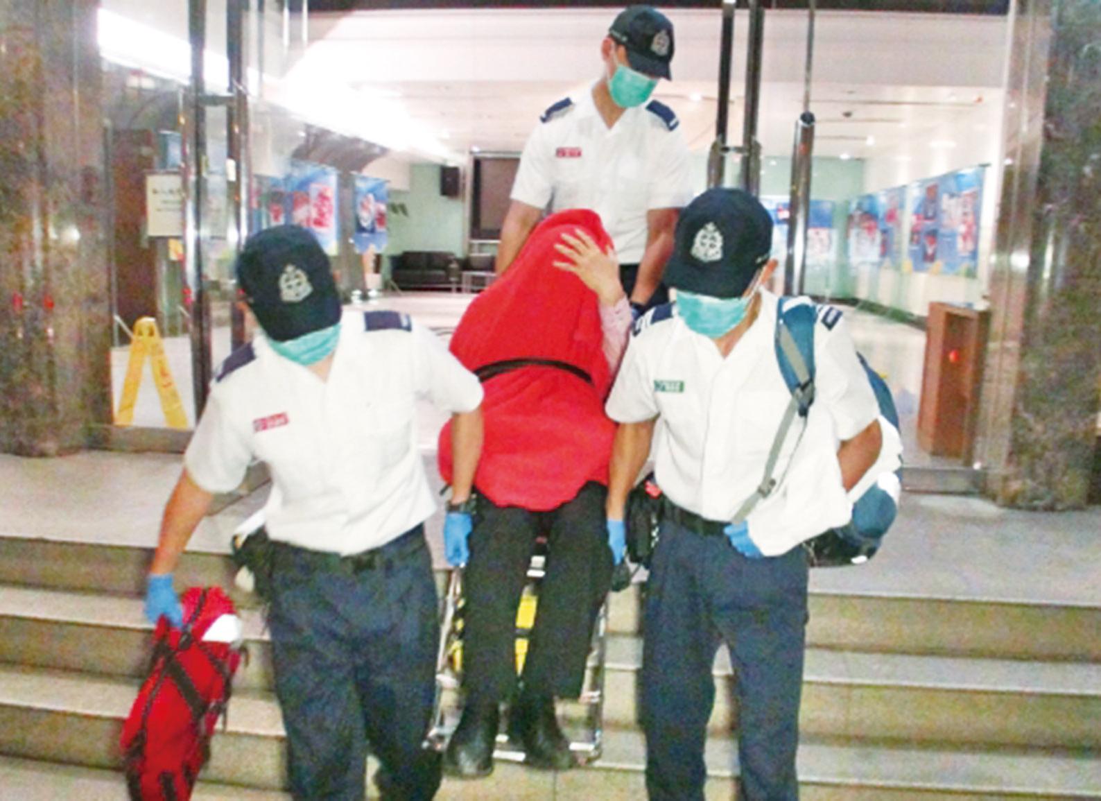 遭男職員踢傷送醫