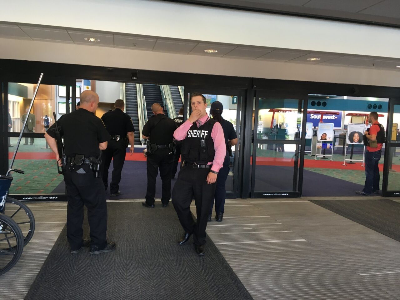 美密歇根州機場警員遭刺頸