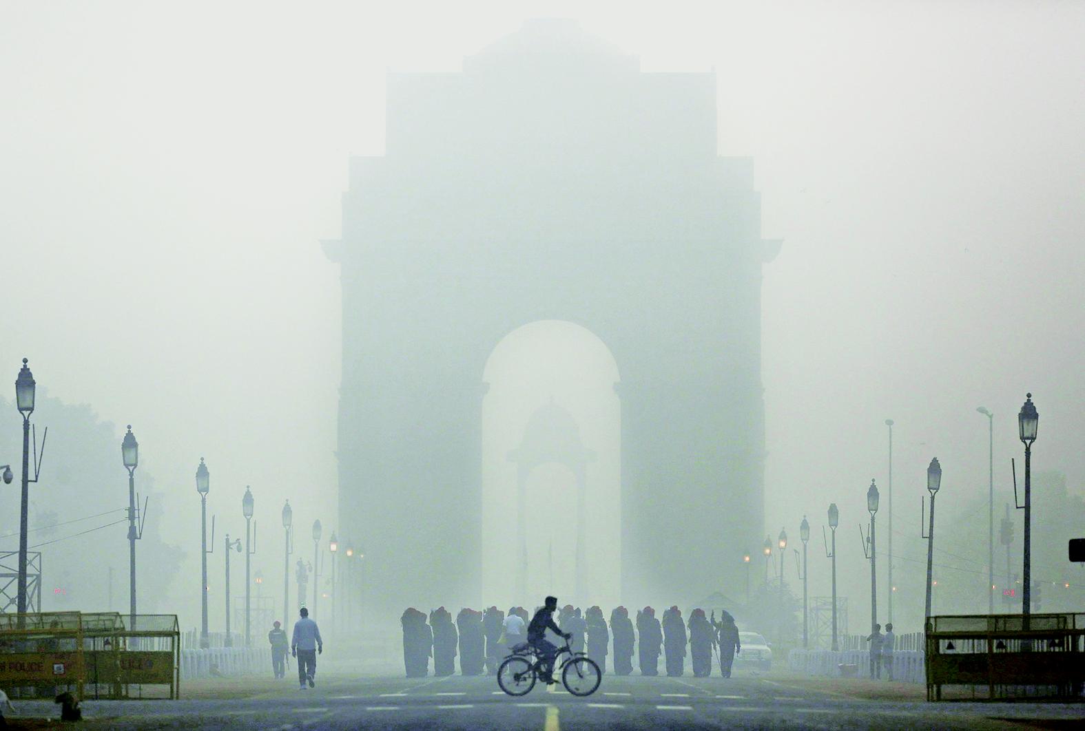 霧霾鎖城 新德里不見天日