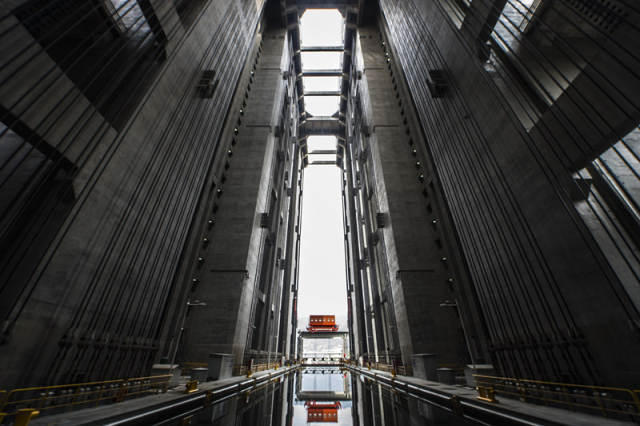 三峽建起「輪船電梯」