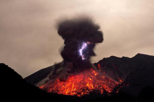 火山灰噴至五千米高空