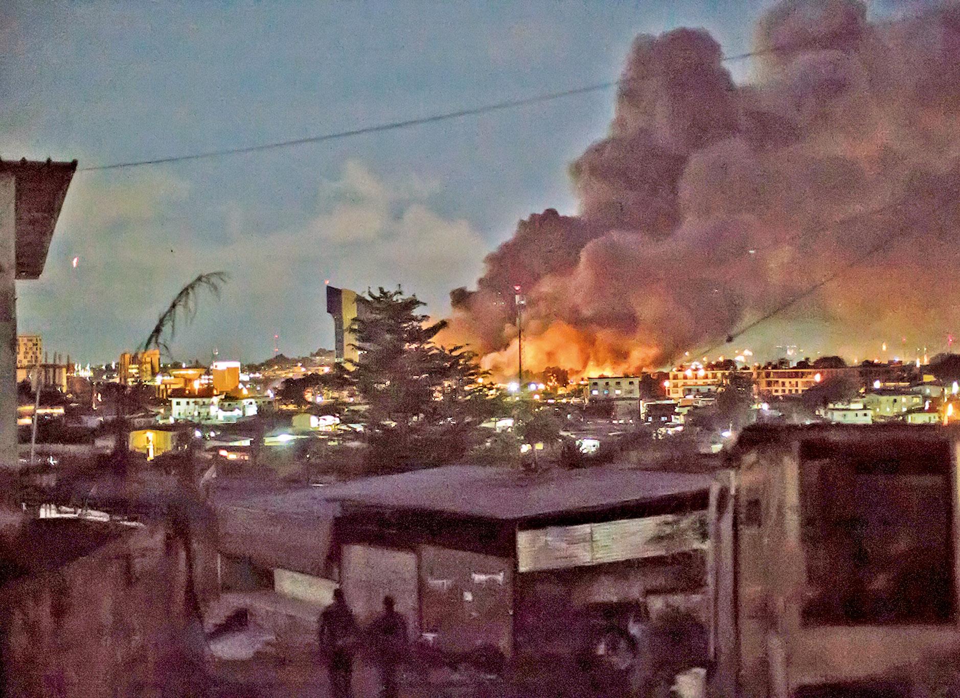 反對派怒燒國會