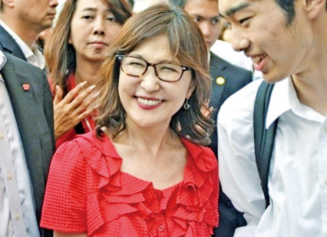 稻田朋美接任防衛大臣