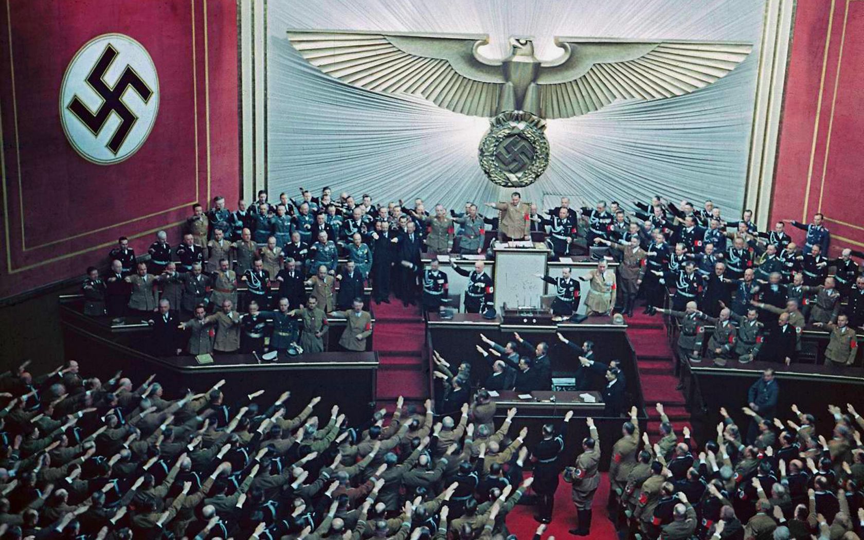 納粹式高呼「特朗普萬歲」