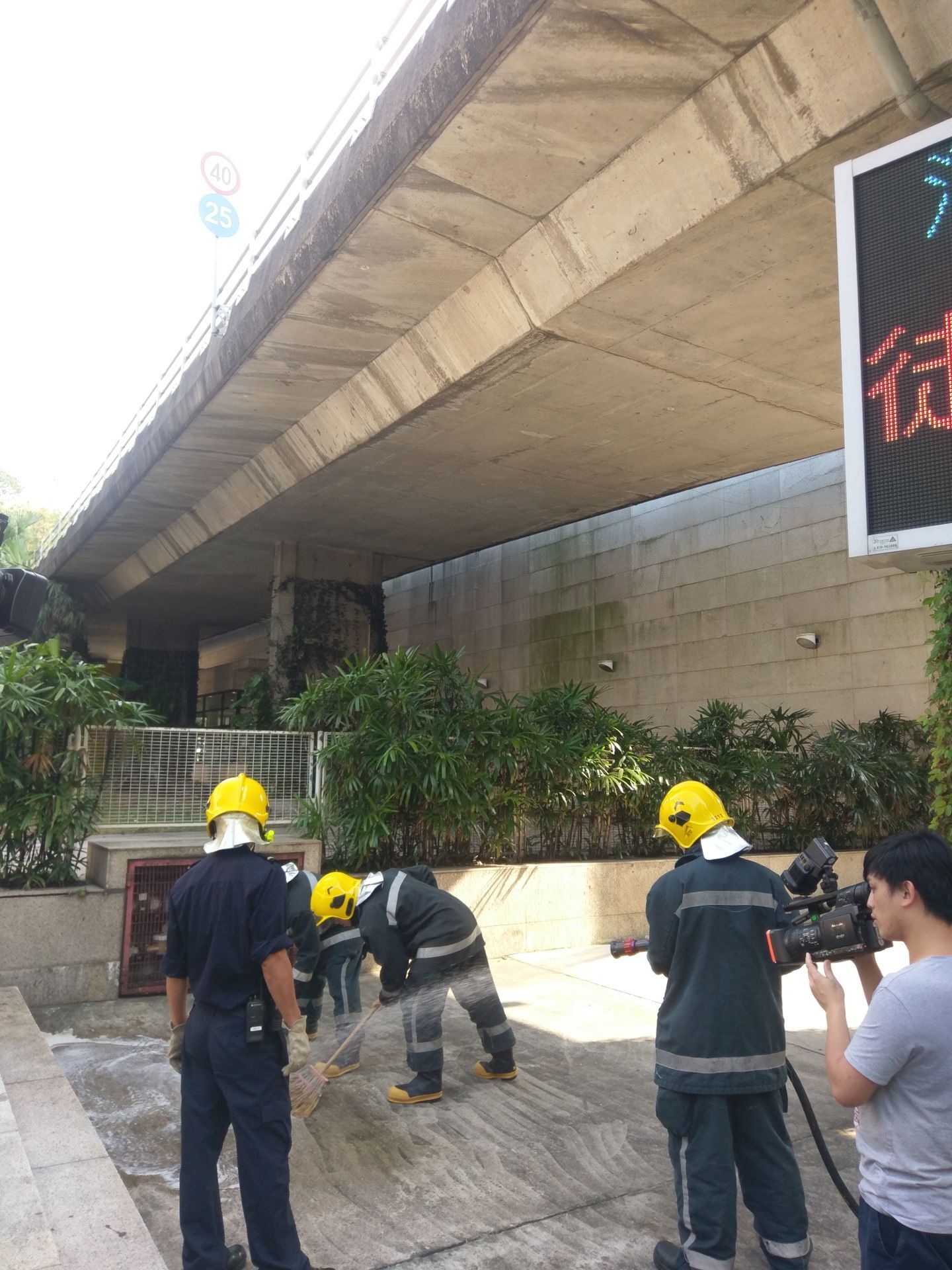 男子疑不慎由松山隧道行車天橋墮下