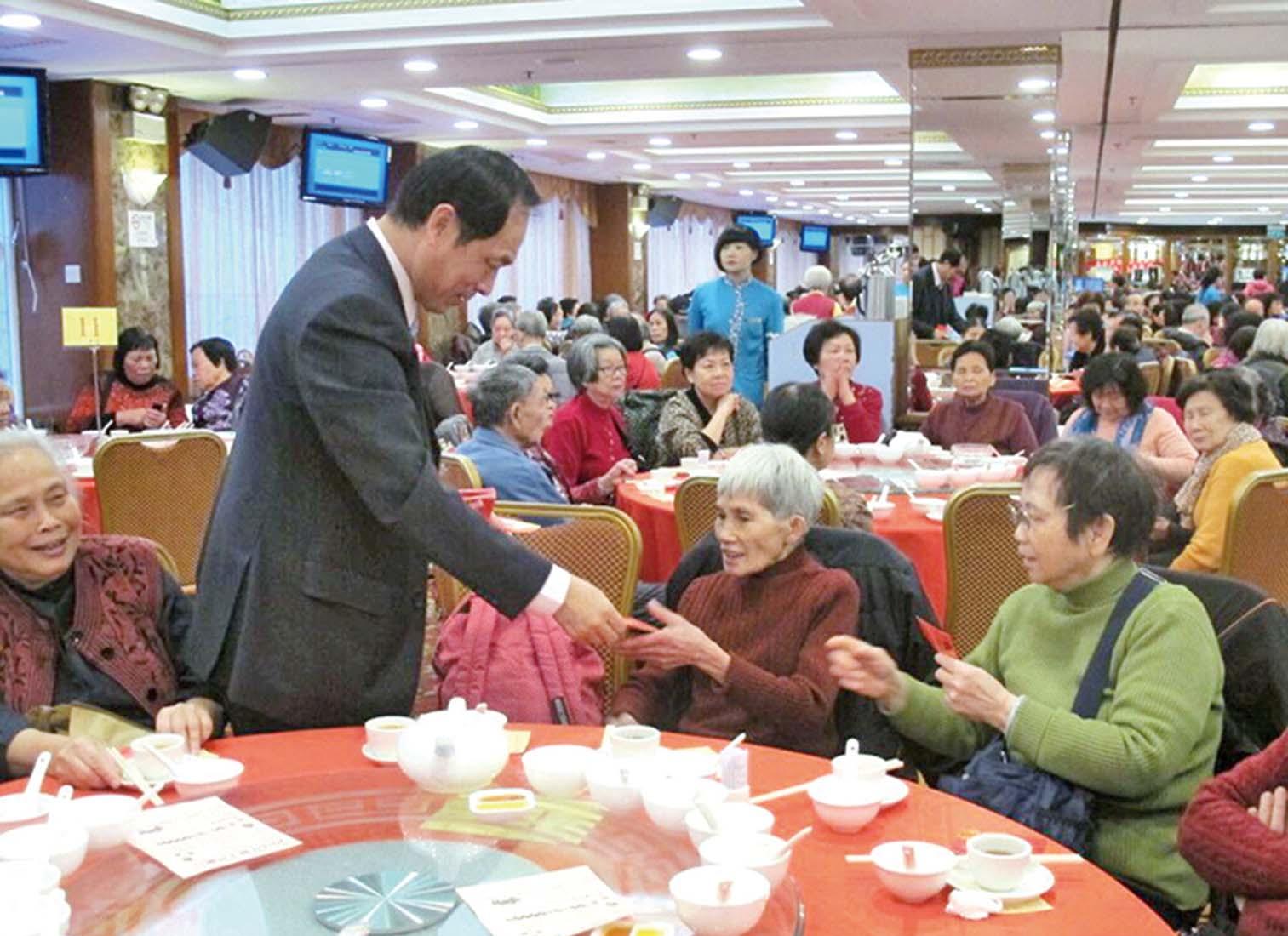 舉行敬老聯歡宴