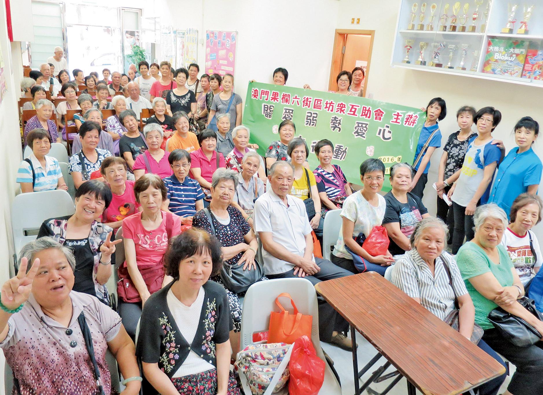 婦女義工「愛心禮物」送長者