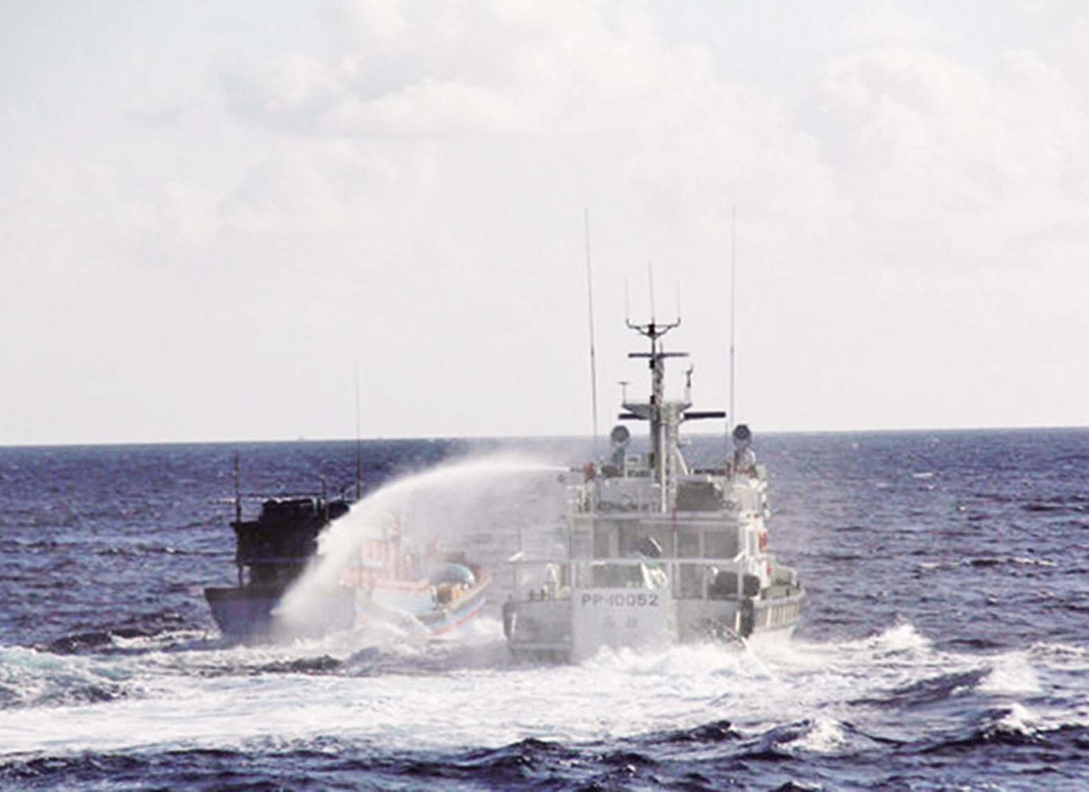 台守軍發射水炮驅離