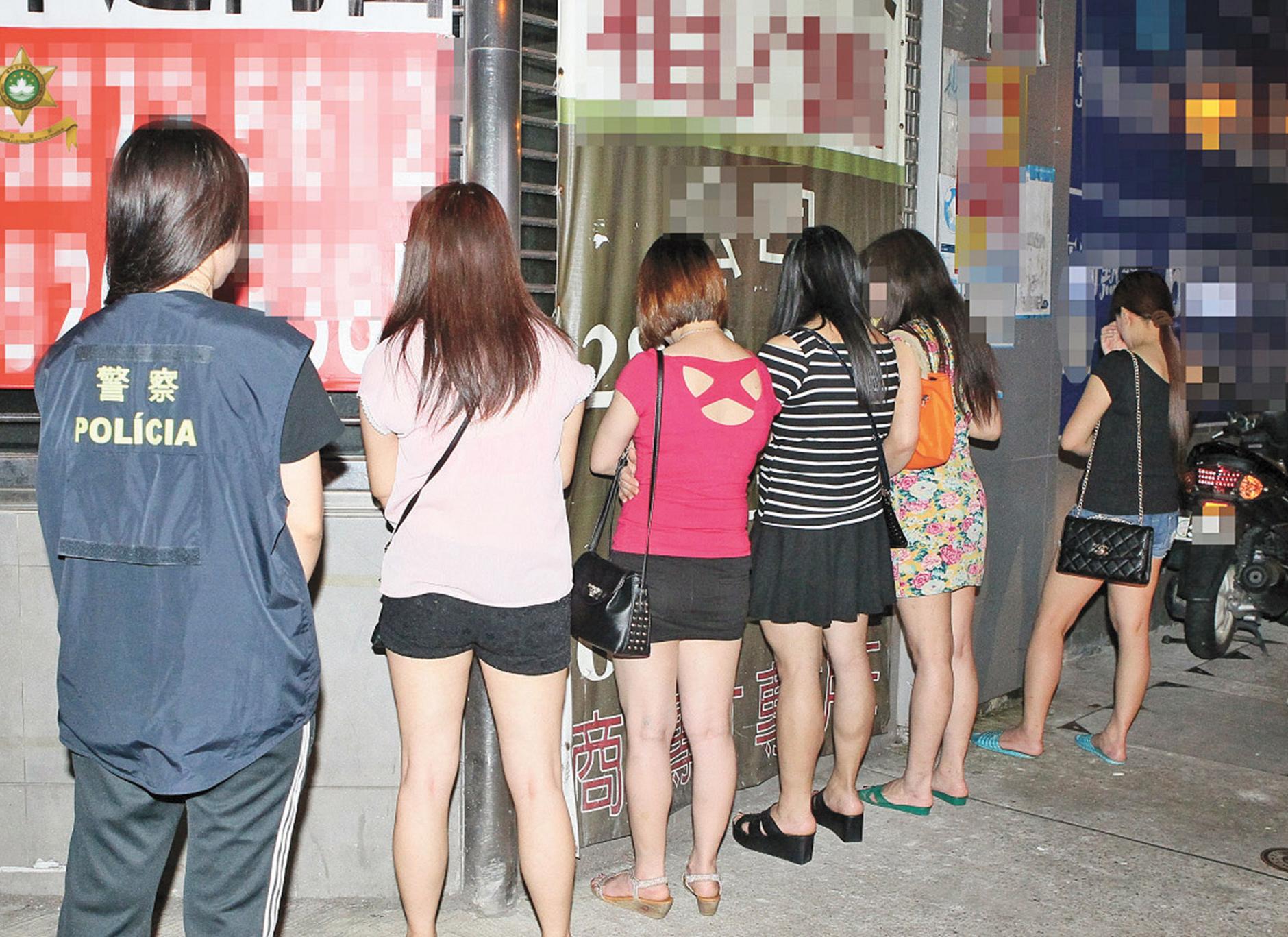 帶走12名女子及多名可疑者