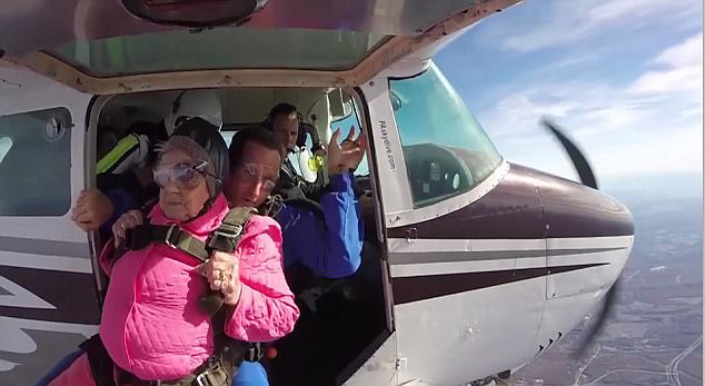 美94歲老婦高空跳傘慶生
