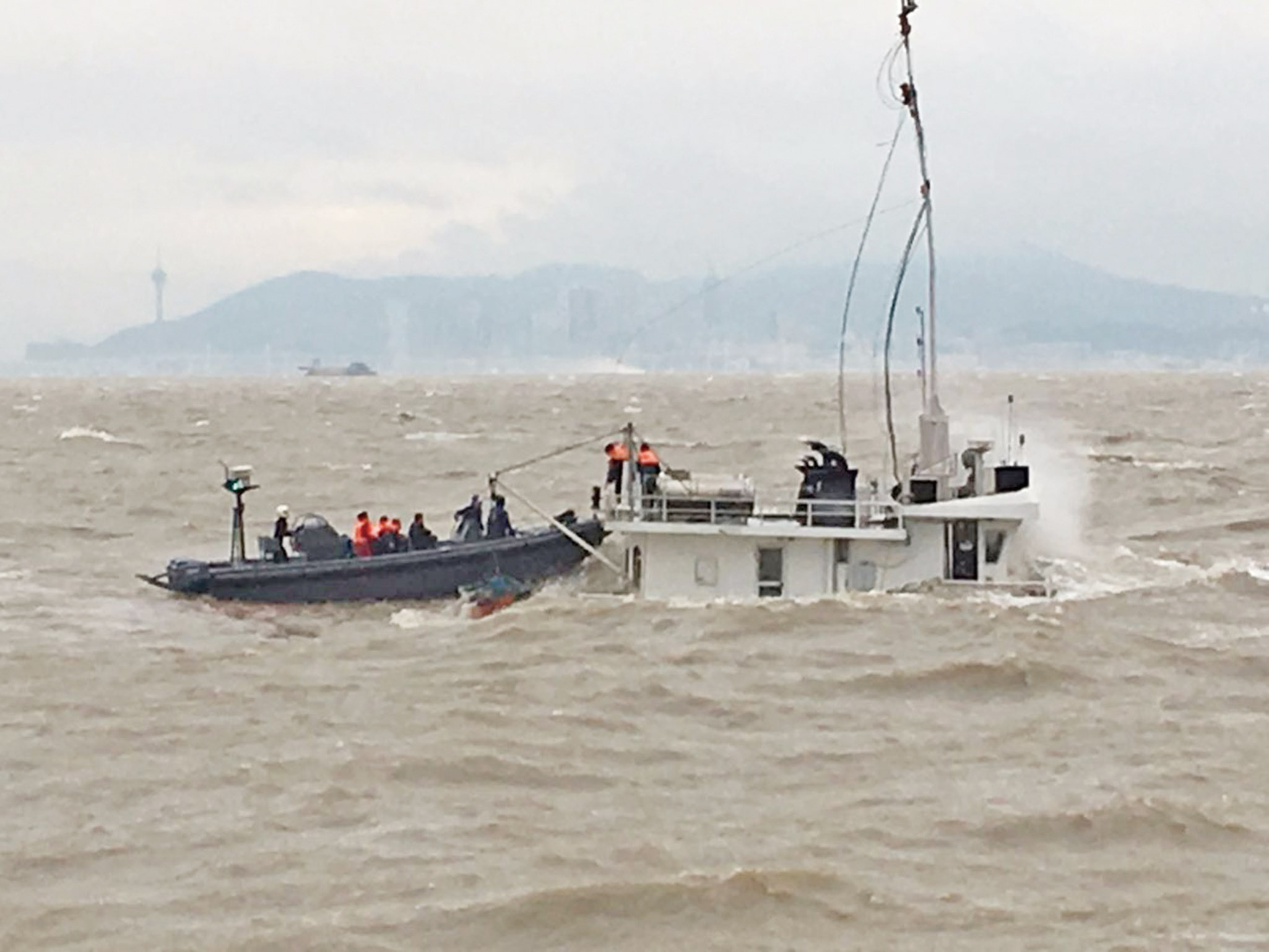 海事局及海關救起七名船員